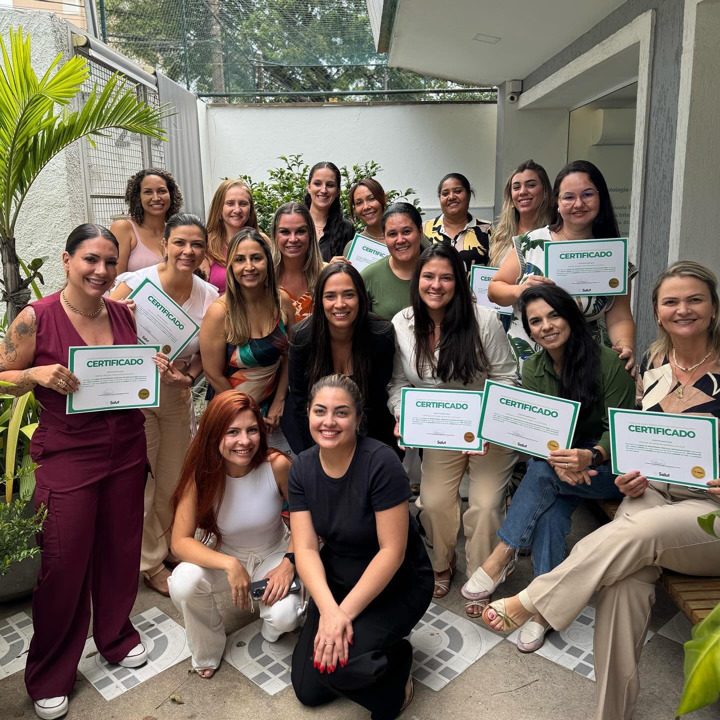Grupo de profissionais reunidas em aula presencial da Salut