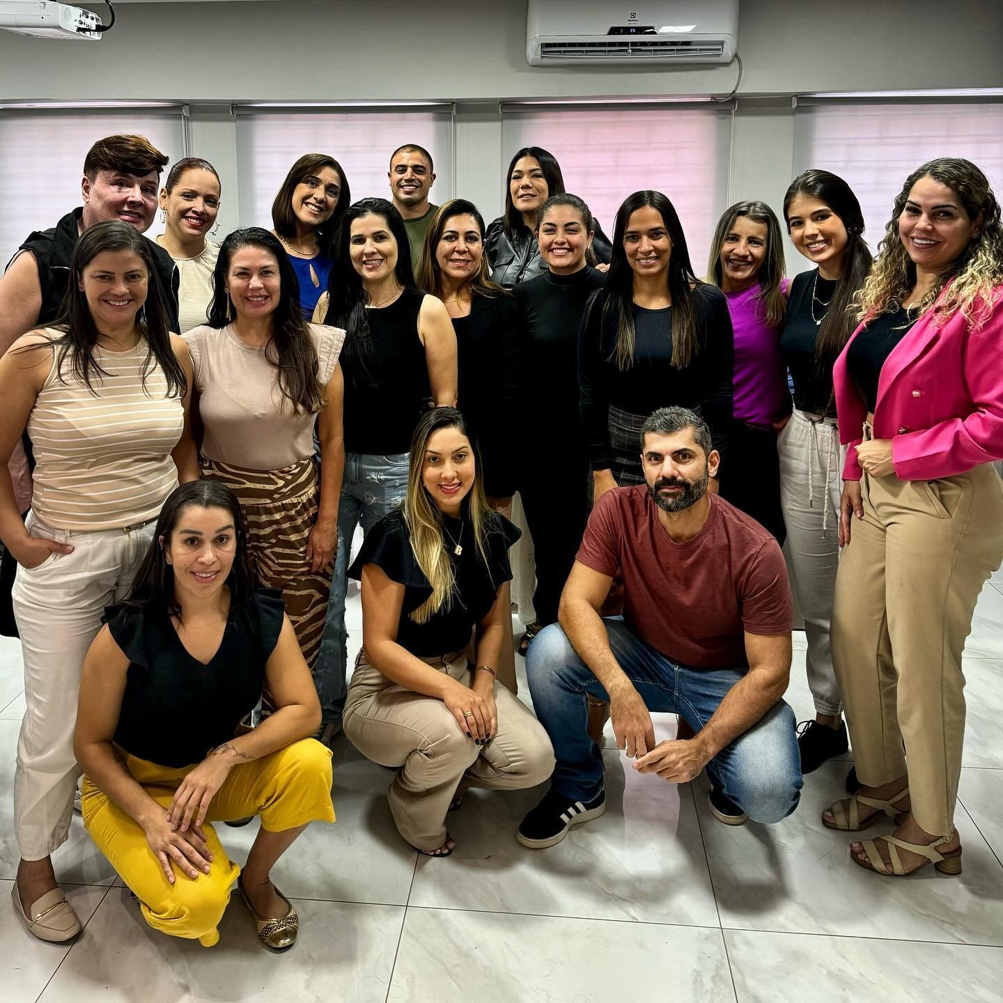 Turma da Salut com certificados em área externa da formação
