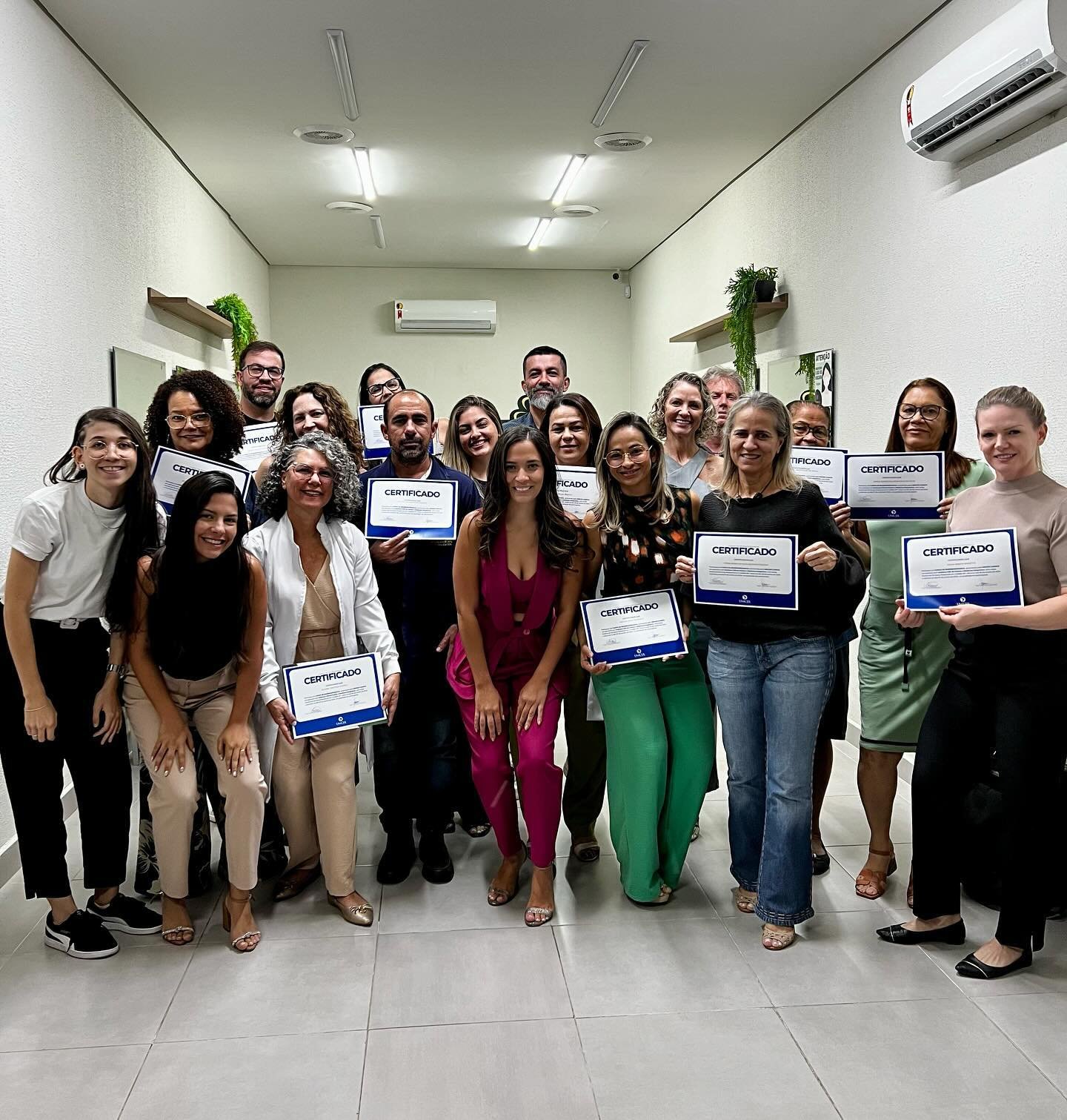 Turma reunida em sala de aula presencial da Salut
