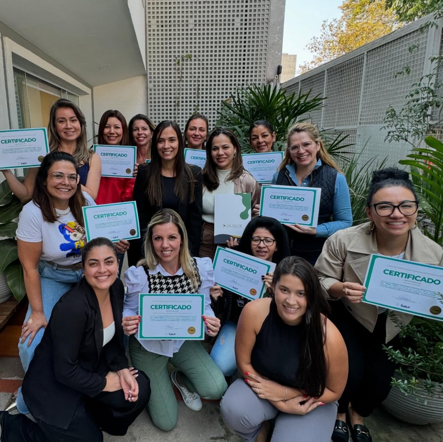Turma formada pela Salut com certificados ao ar livre